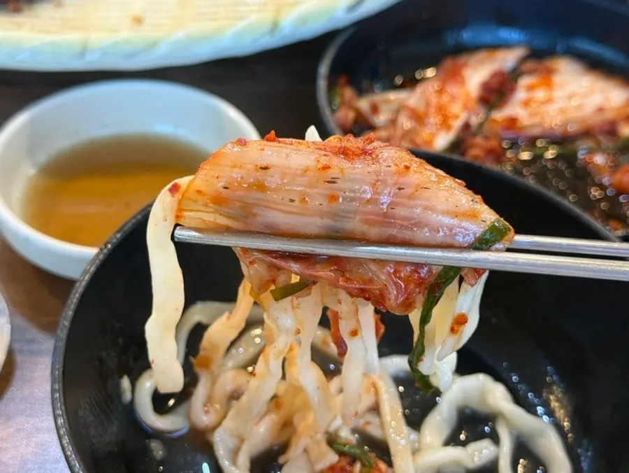 육수에 끓여낸 쫄깃한 손칼국수 면
