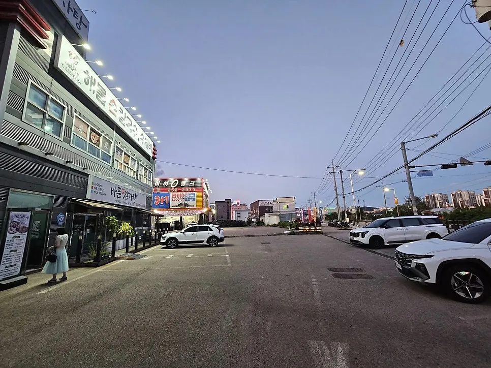 Exterior of Jedam Kalguksu Hyangnam Branch and its outdoor parking lot