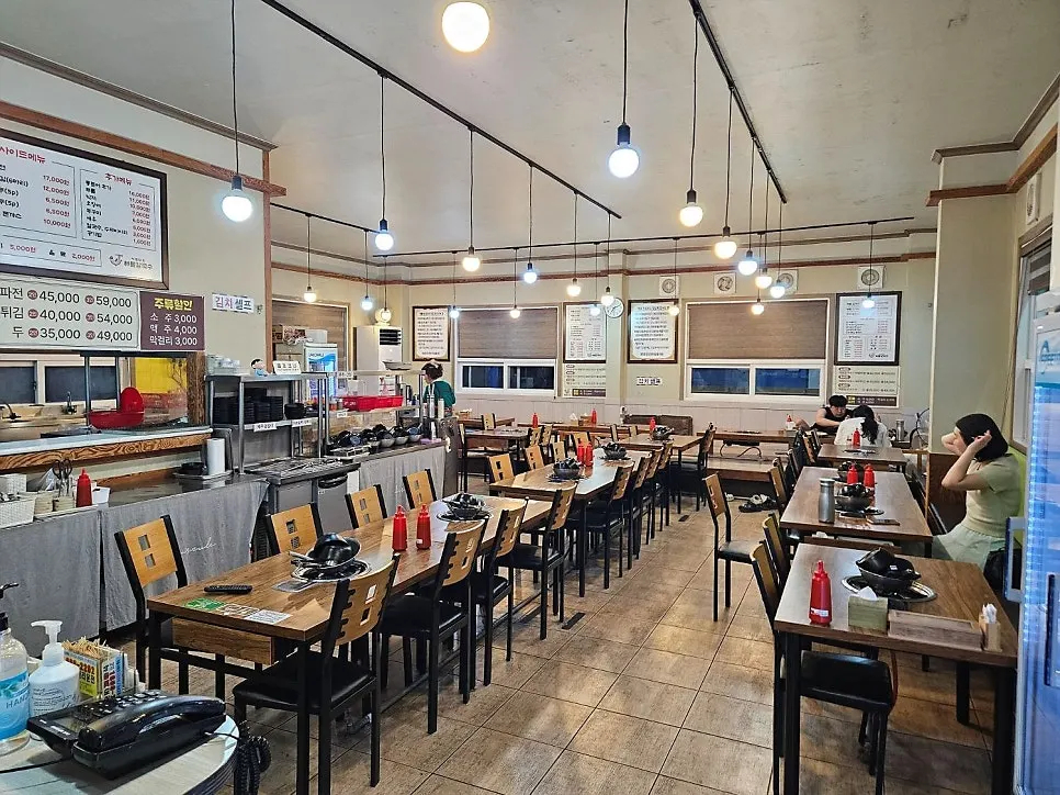 Spacious, bright interior tables at Jedam Kalguksu Hyangnam Branch