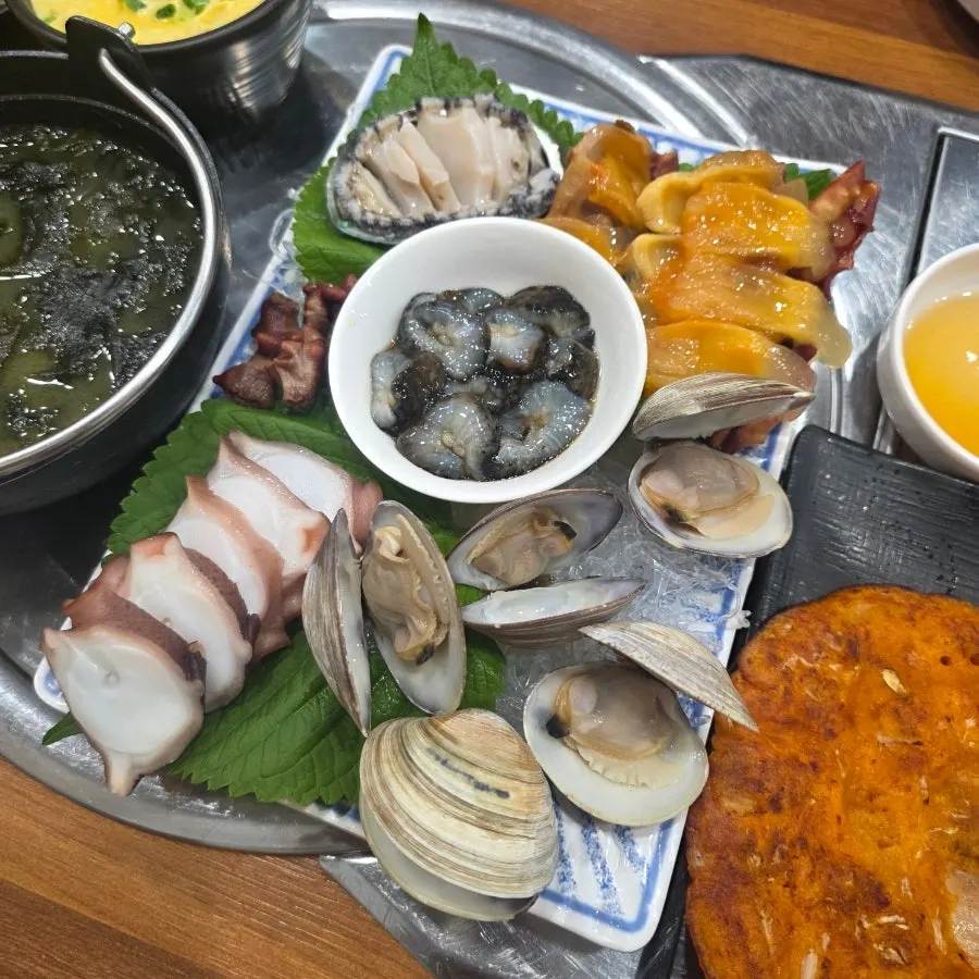 전복 문어 해삼 멍게 조개가 담긴 해산물 접시
