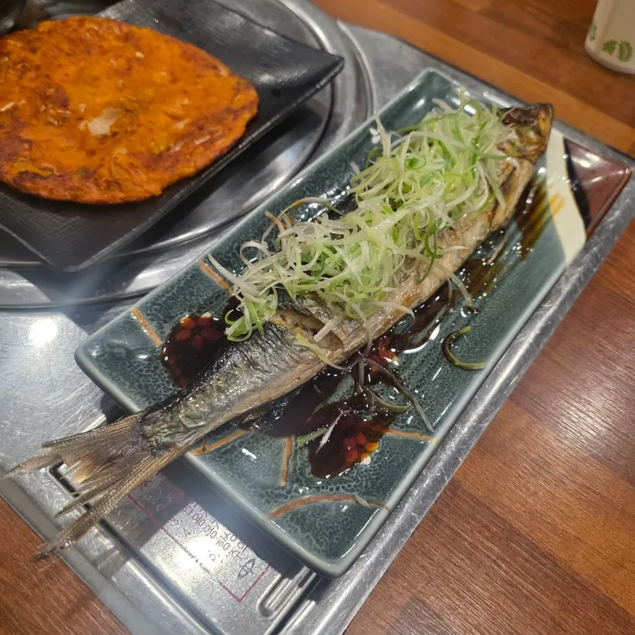 파채를 올린 청어구이 접시