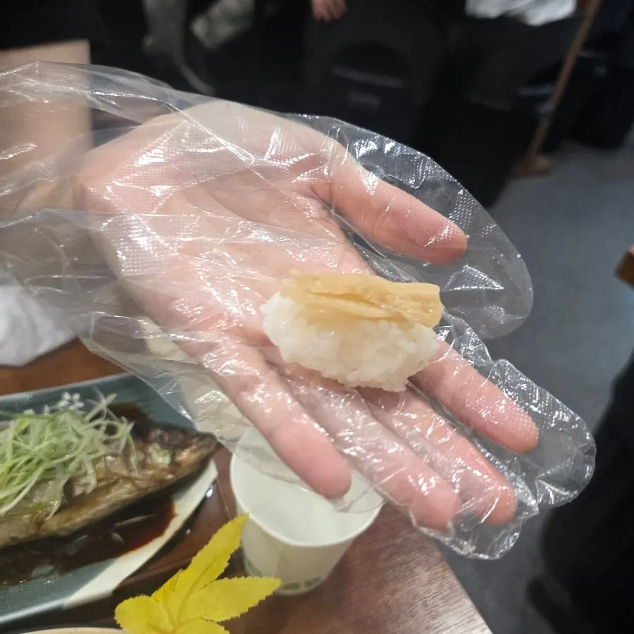 묵은지와 회를 올린 직접 만든 초밥