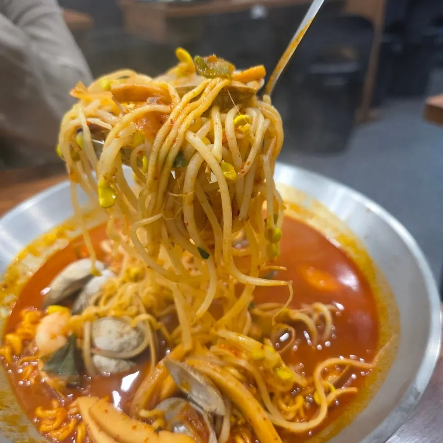 해산물이 들어간 짬뽕라면 한 냄비