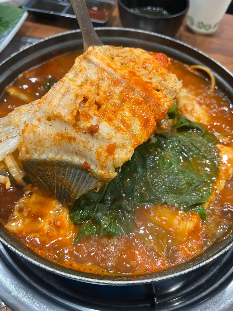 깻잎을 올린 매운탕 이미지