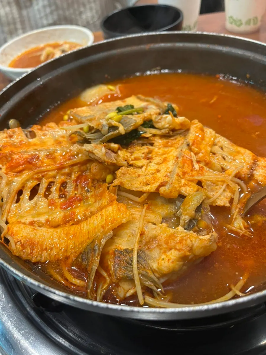 생선과 뼈가 넉넉한 매운탕 이미지