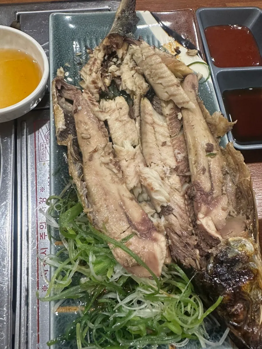 다양하게 차려진 심도횟집 스끼다시