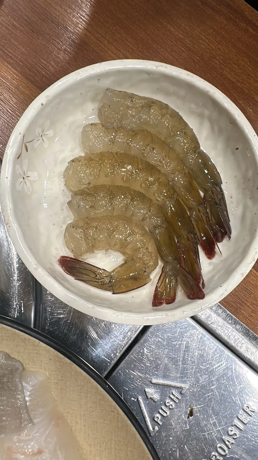 껍질을 까는 생새우회