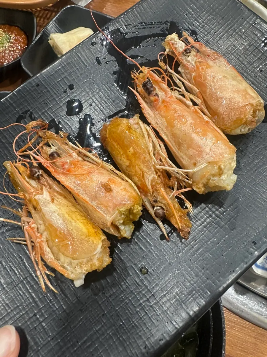 와사비 간장에 찍어 먹는 생새우회