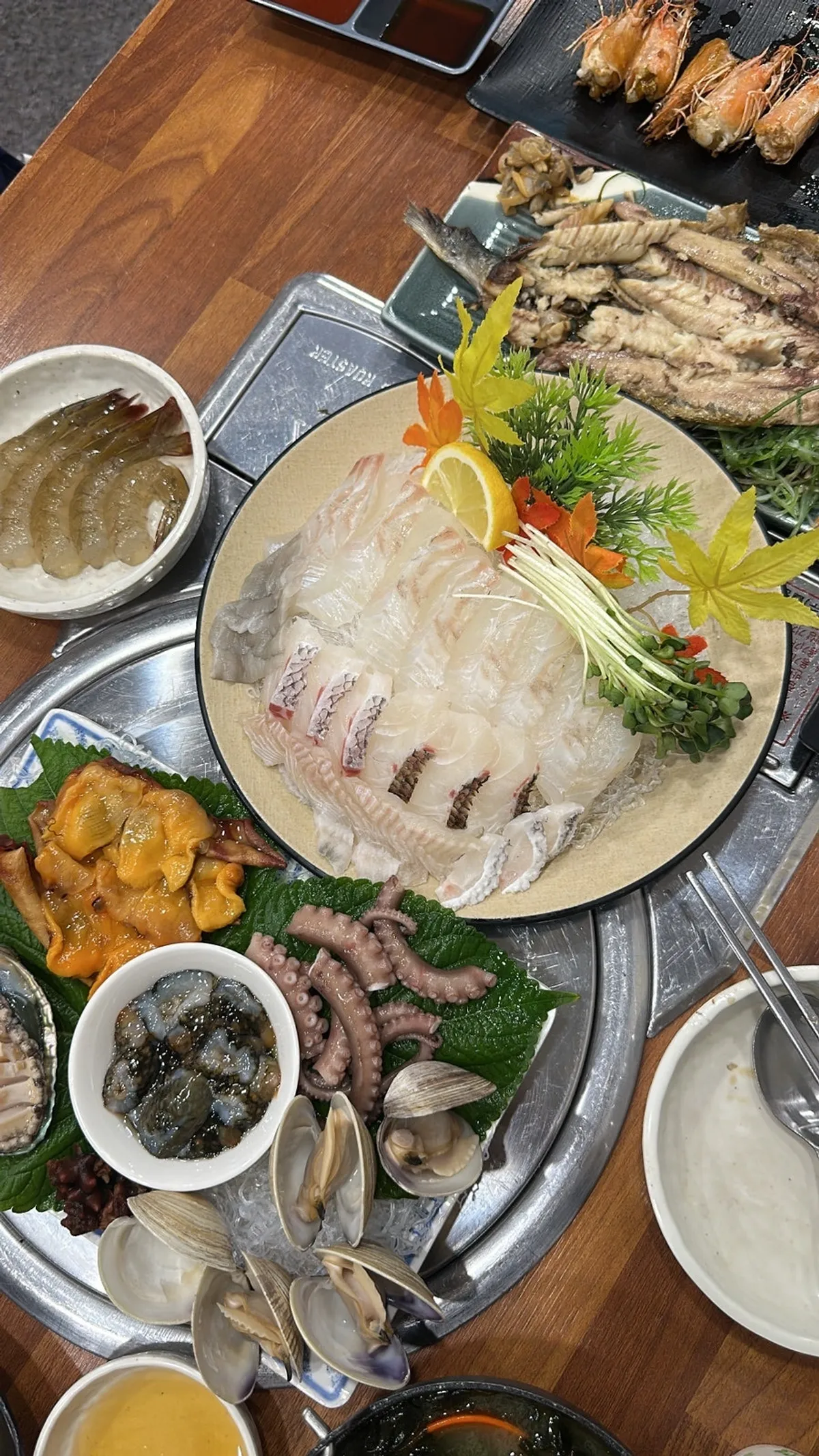 Assorted sashimi with flounder, red sea bream, and olive flounder