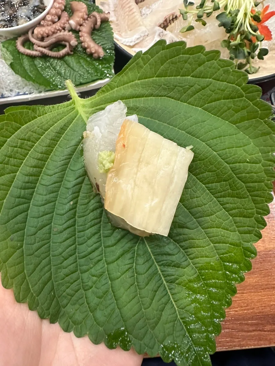 푸짐하게 차려진 심도횟집 모둠회