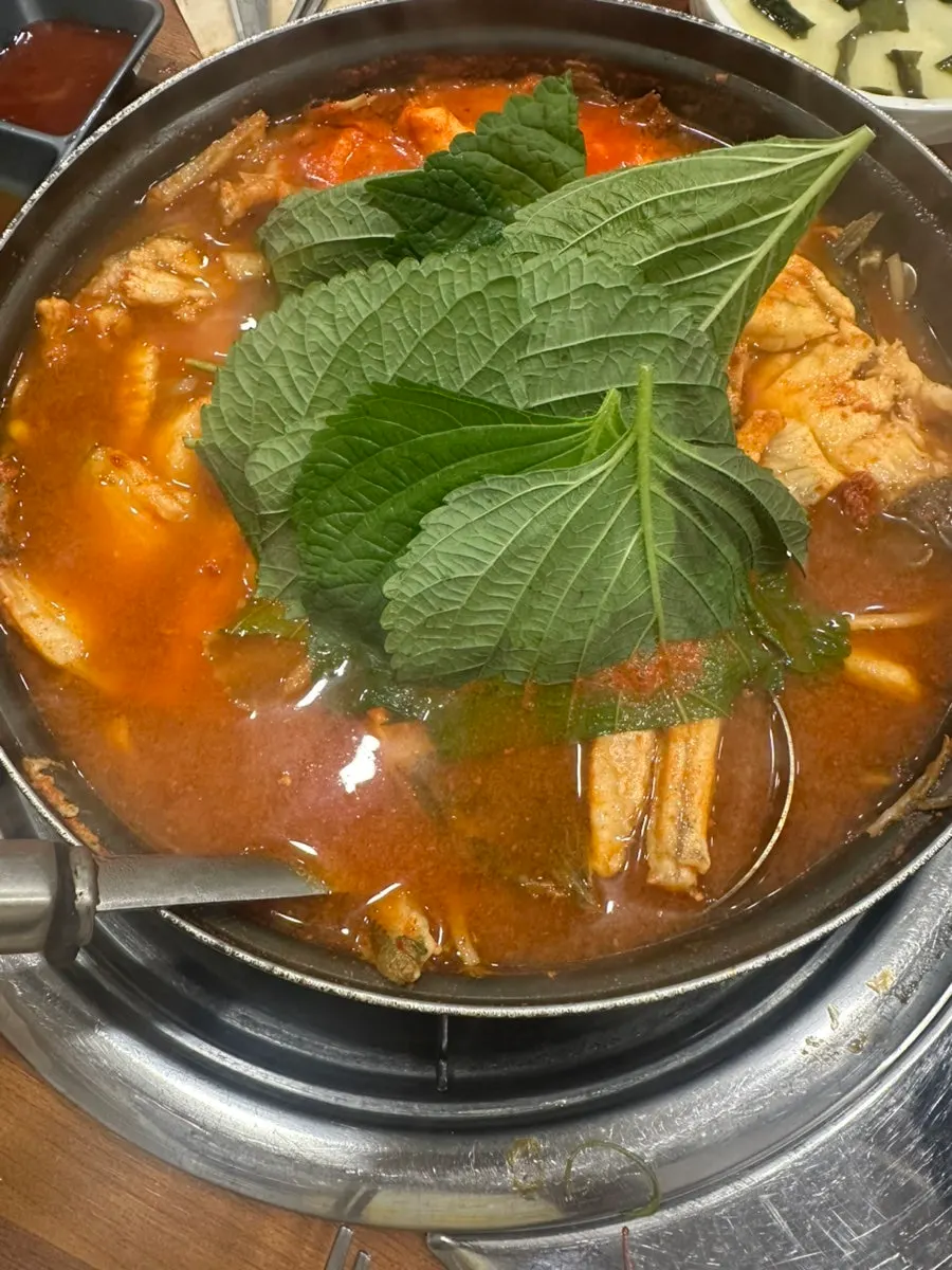 깻잎과 백김치를 곁들인 회쌈