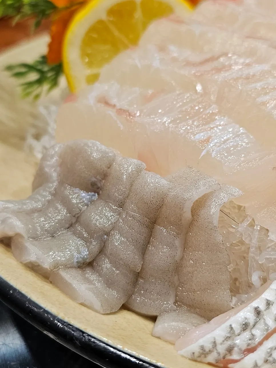 A plate of assorted sashimi from the Simdo set