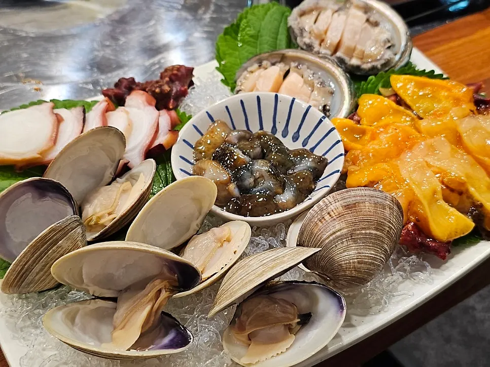 Assorted seafood included in the set