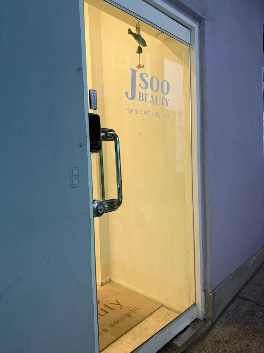 2층 매장 입구 안내