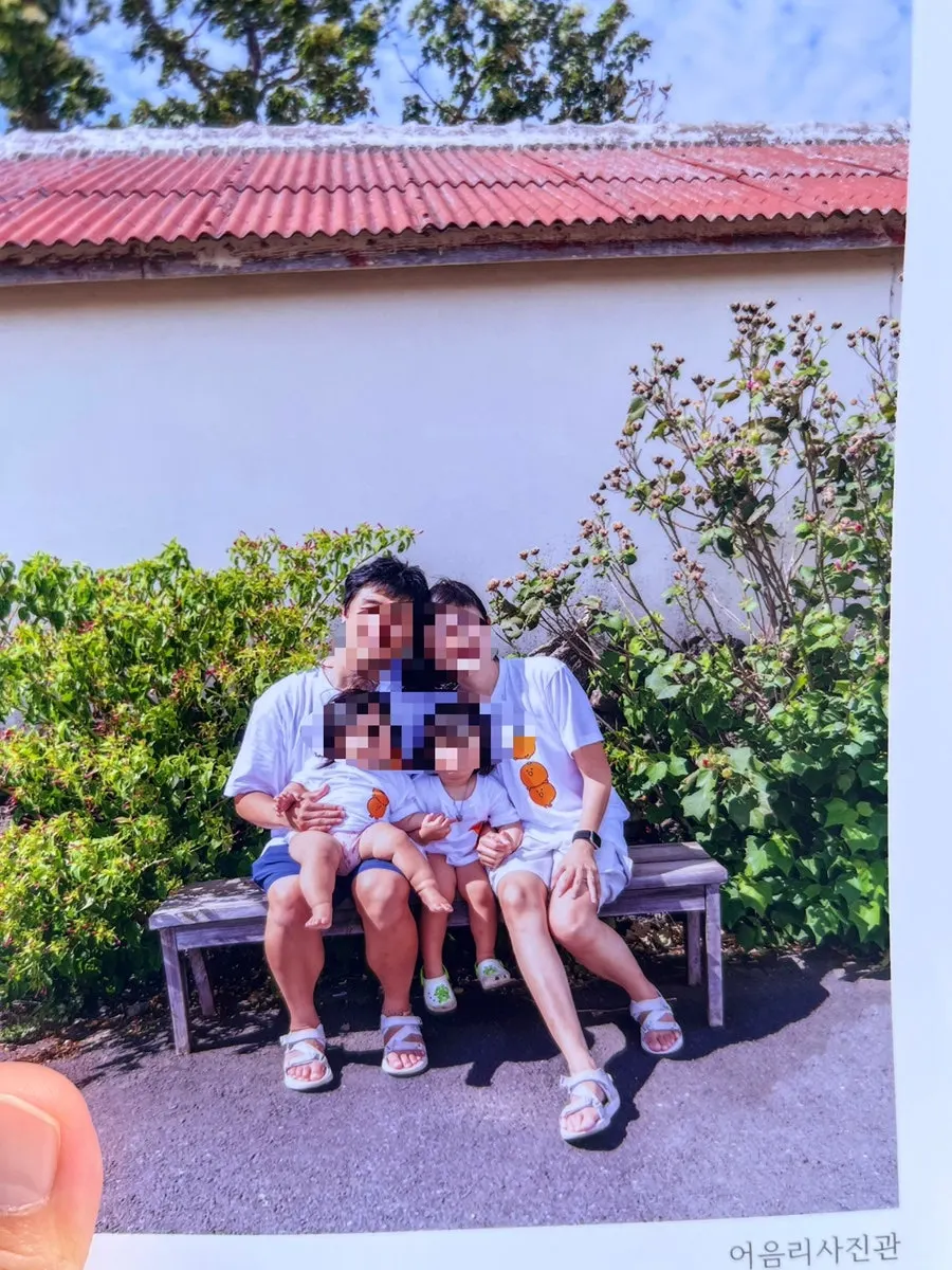 아기와 함께한 자연스러운 가족사진