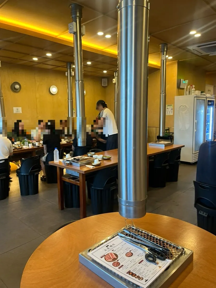 금요일 저녁 노포돼지 애월 매장 내부