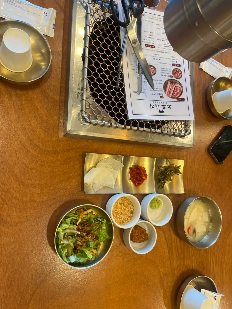 3인 예약 세팅된 고기집 테이블