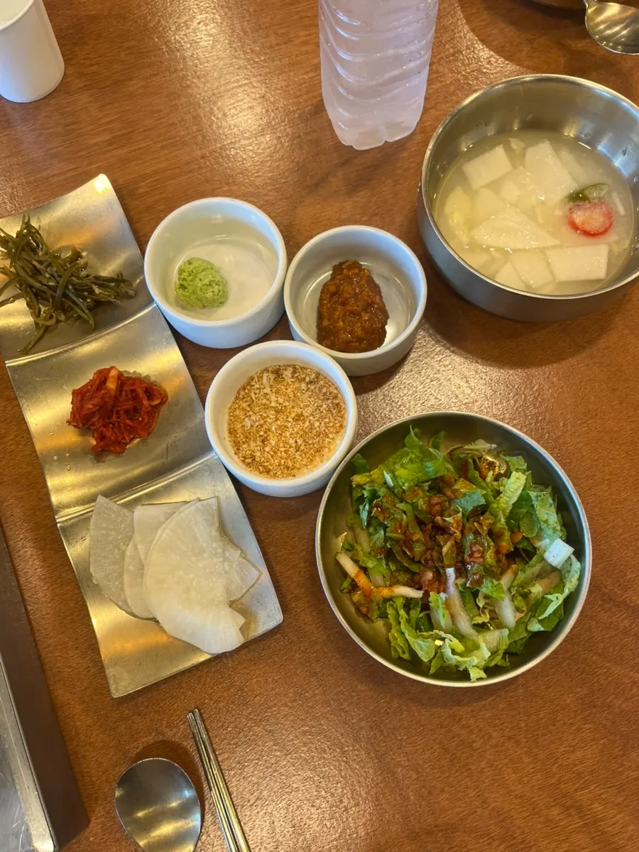 상추 겉절이와 백김치가 있는 밑반찬 상차림