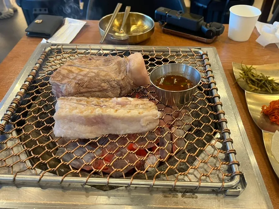 숯불에 올려진 흑돼지 근고기