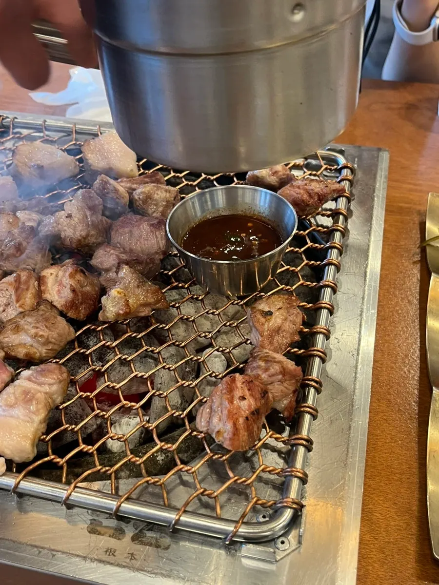 크게 잘라 굽는 목살과 한 입 크기 삼겹살