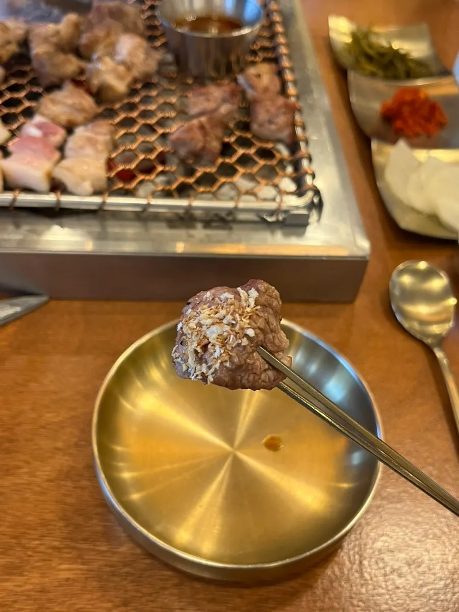 먹기 좋게 잘라준 구운 흑돼지 목살
