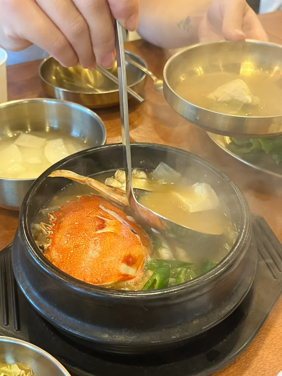 황게 한 마리가 통째로 들어간 제주황게된장찌개