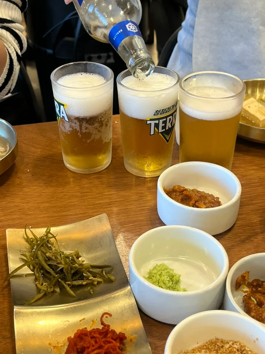 잘 구워진 흑돼지 삼겹살
