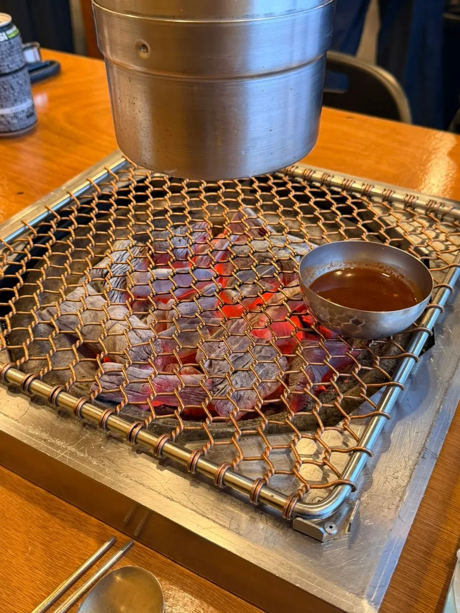 테이블에 들어온 숯불 화로