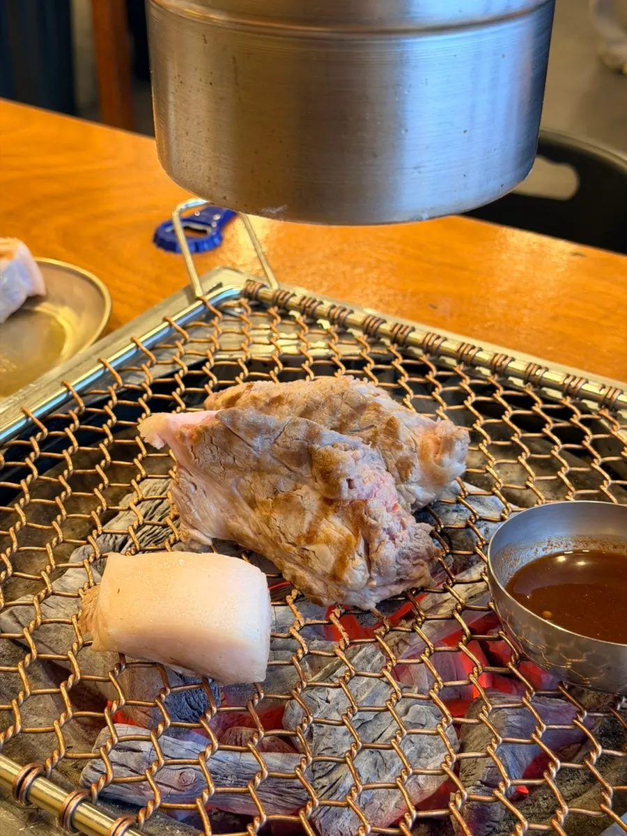 숯불 위에 올린 두툼한 흑돼지 근고기