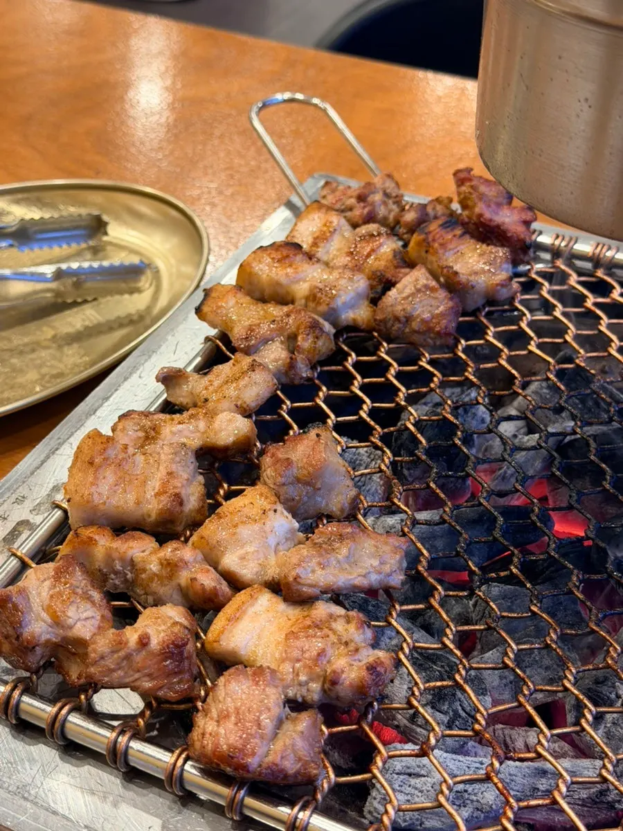 노릇하게 익은 흑돼지 구이