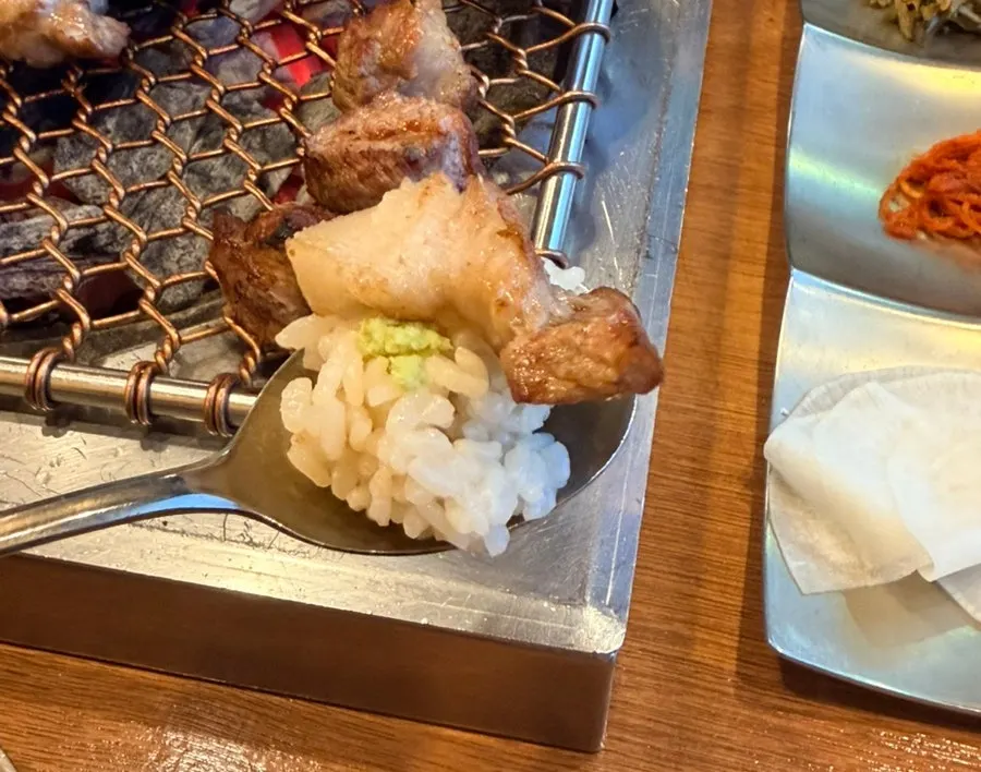 밥 위에 올린 흑돼지 한 점