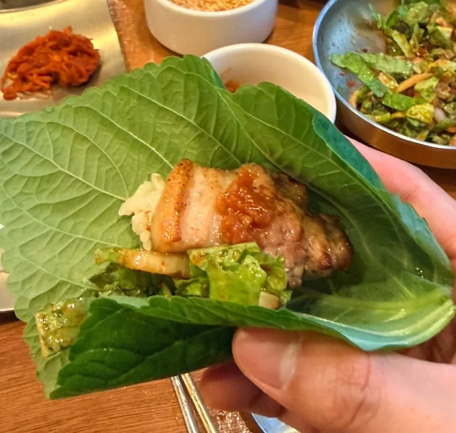 깻잎에 파채와 흑돼지를 싼 쌈