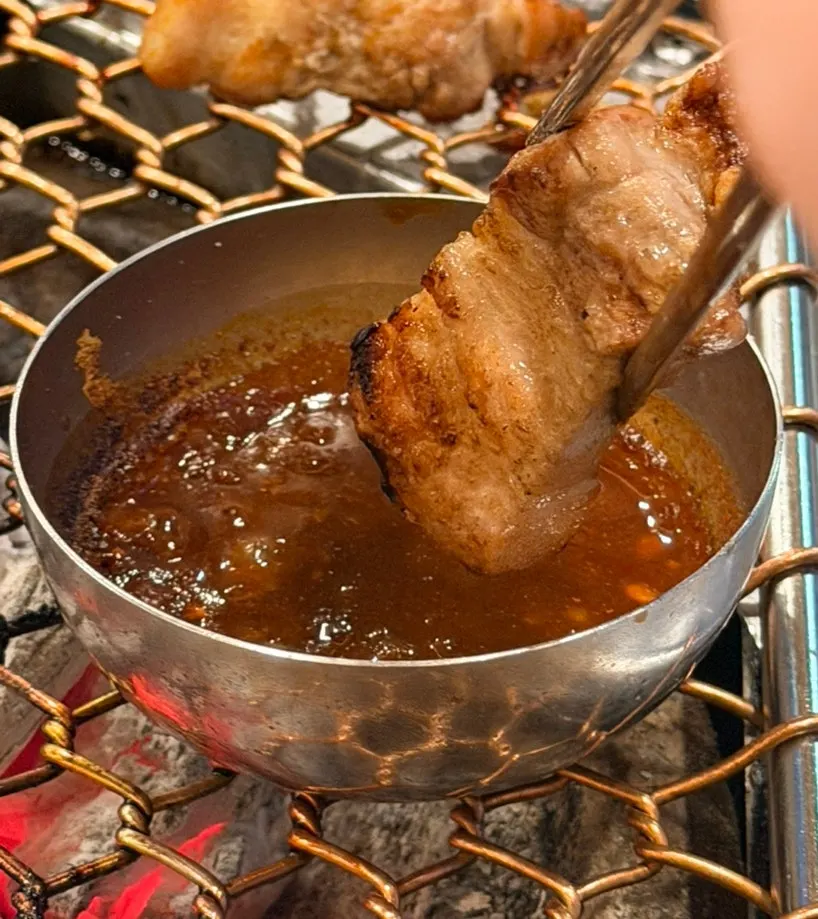 젓갈에 찍은 흑돼지 구이
