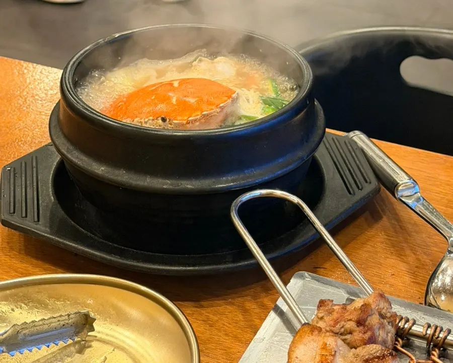 흑돼지와 함께 나온 뜨끈한 찌개