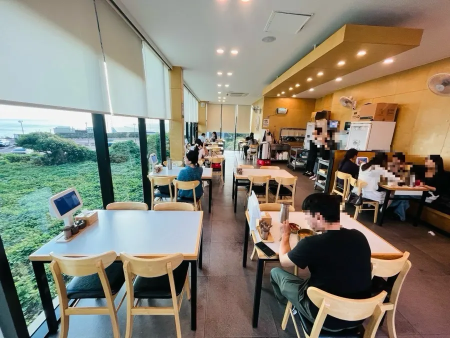 통창 너머 제주 바다가 보이는 한담국수 내부