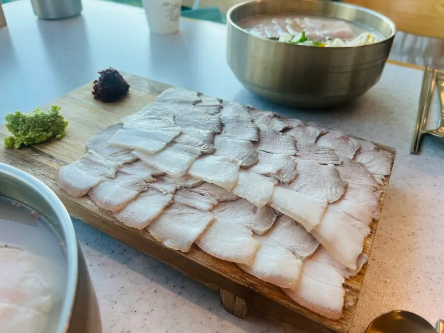 접시에 담겨 나온 돔베냉수육