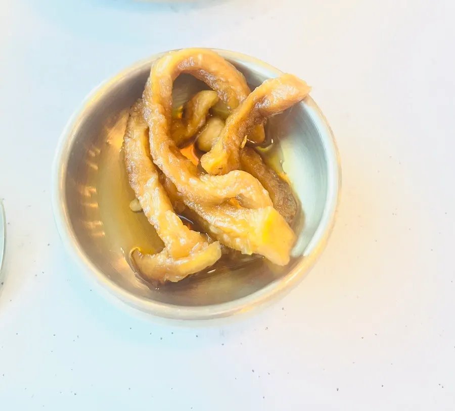 셀프바에서 가져온 김치와 무말랭이 장아찌