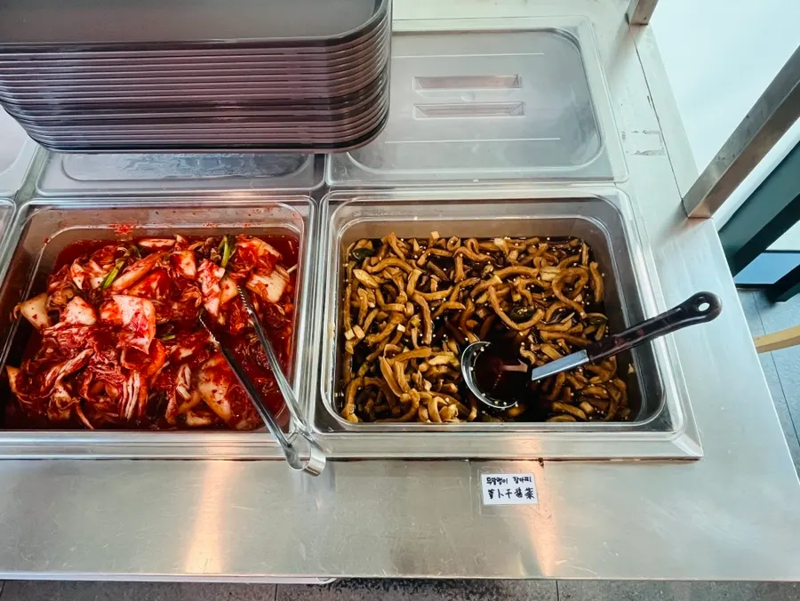 반찬과 함께 차려진 한담국수 상차림