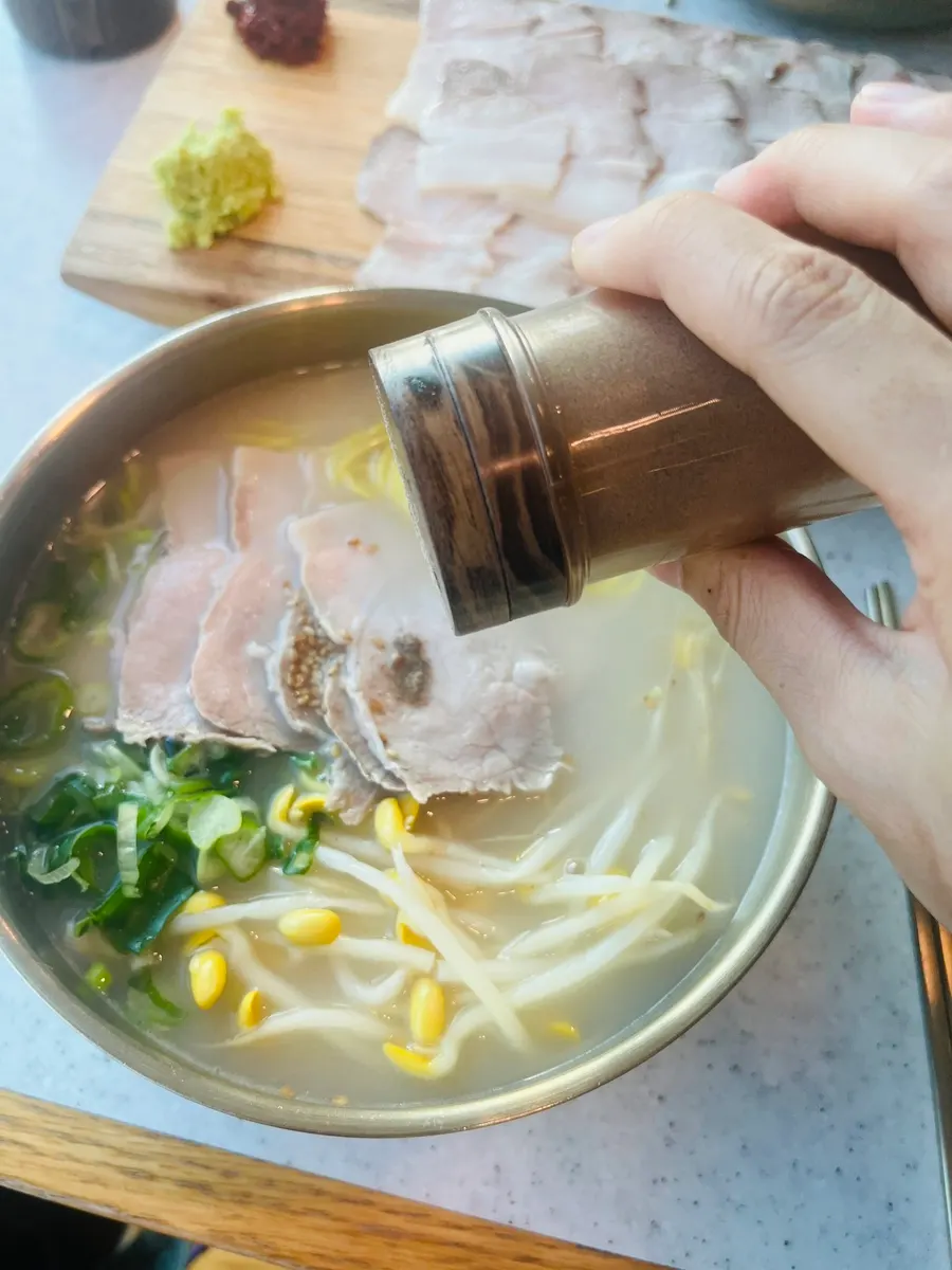 후추를 뿌린 고기국수