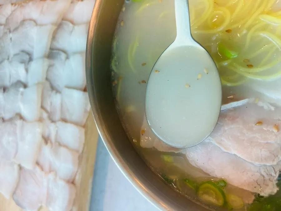 뽀얀 국물 색이 보이는 사골 고기국수