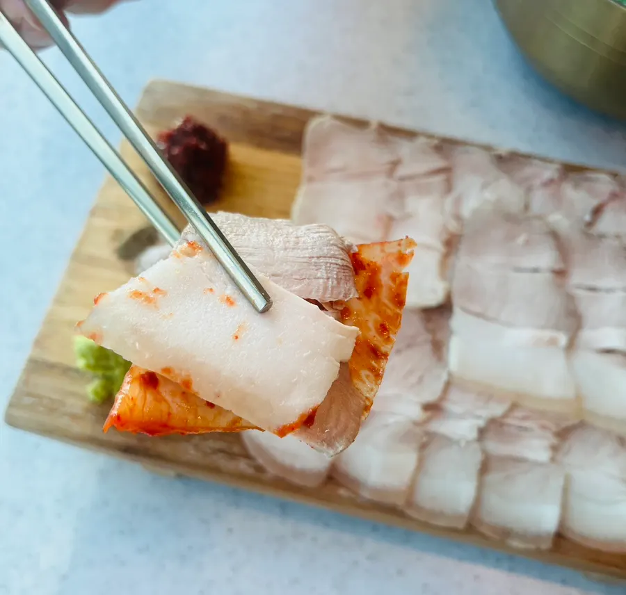김치를 곁들인 돔베냉수육 한 점