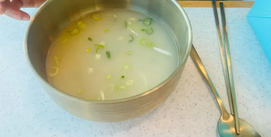 먹고 있는 고기국수와 창밖 바다