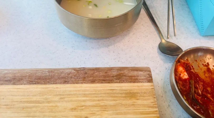 한담국수 오션뷰 창가 테이블 전경