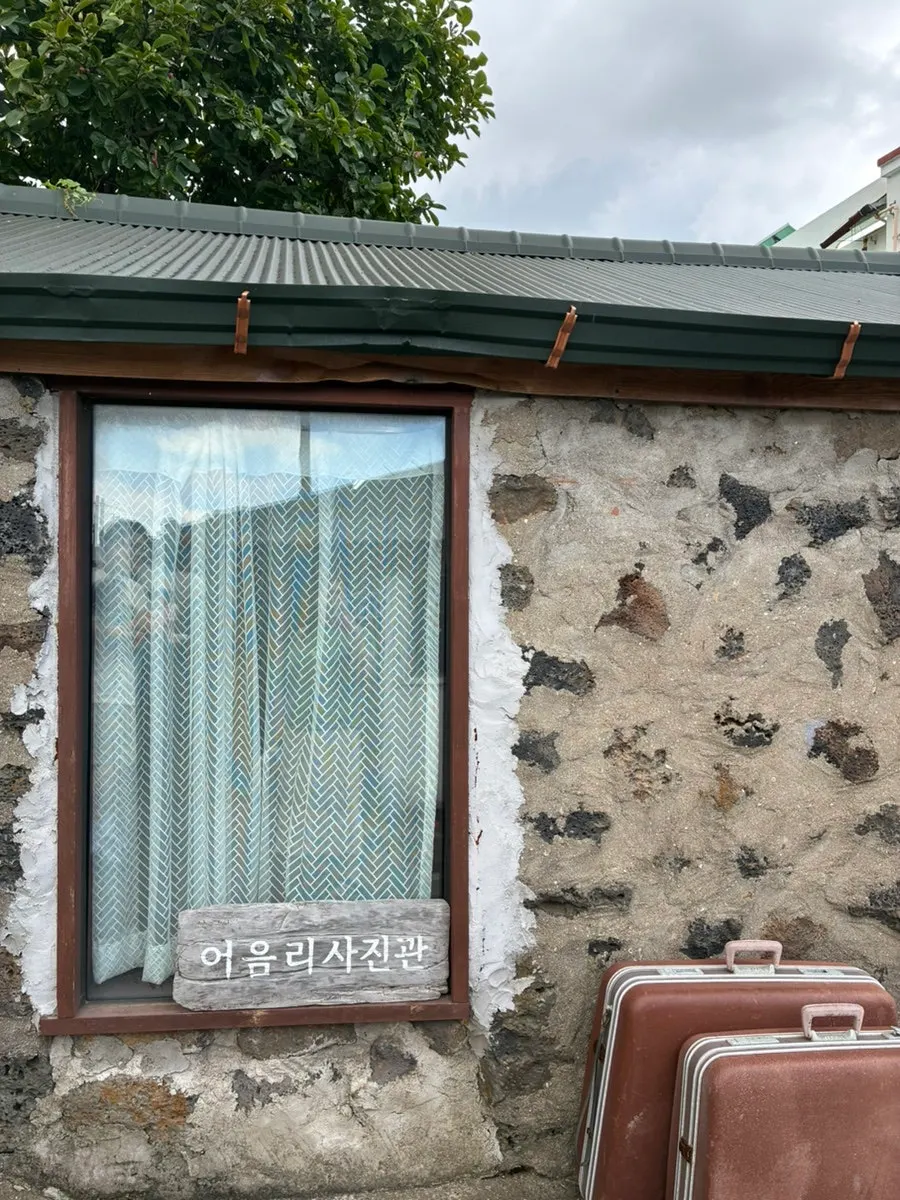 Eoeum-ri Photo Studio building blending with a stone wall
