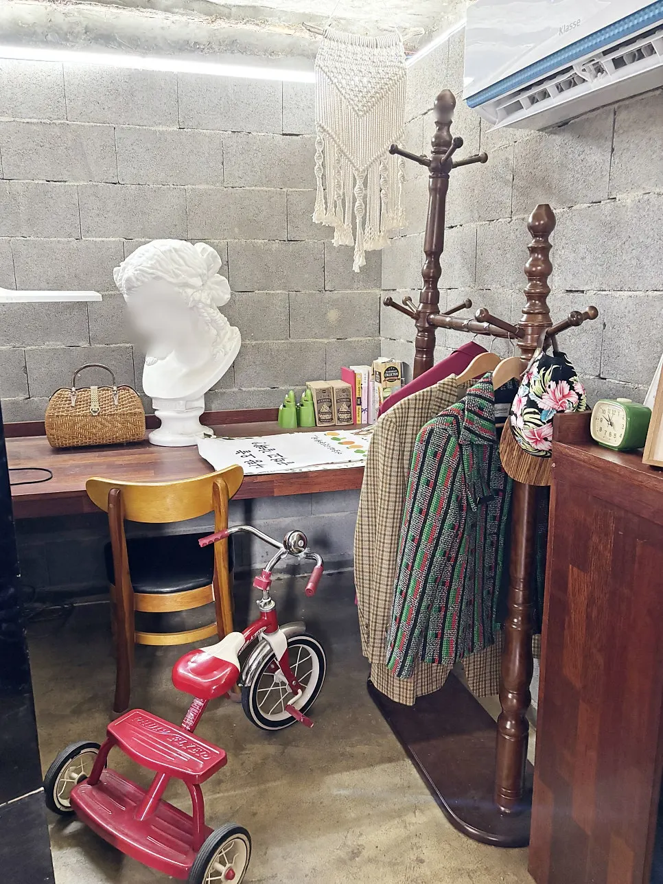 Self-shooting props in the stone warehouse studio