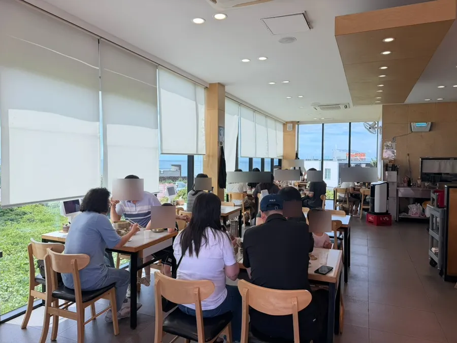 한담해변 오션뷰가 보이는 한담국수 매장 내부
