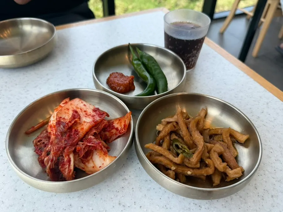 셀프바에서 가져온 김치와 무장아찌