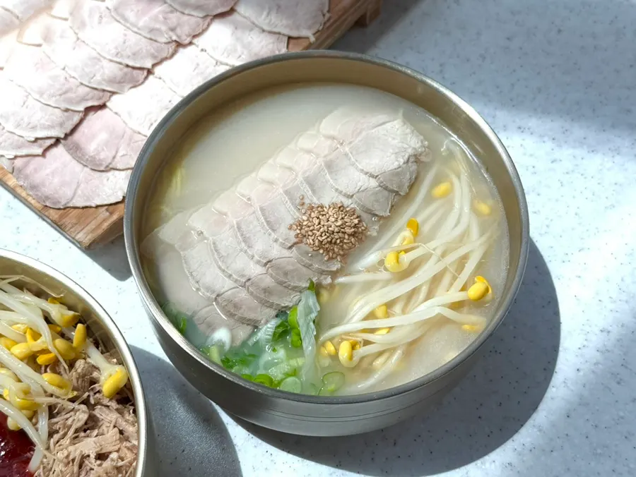 고기가 푸짐하게 올라간 사골 고기국수 한 그릇