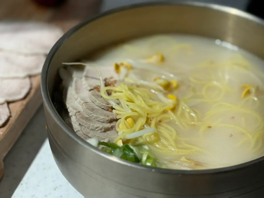 돼지고기가 넉넉히 올라간 고기국수 클로즈업