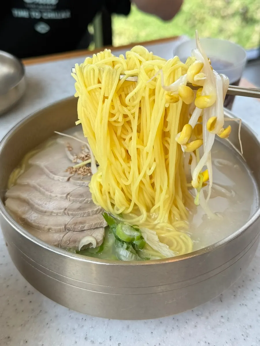 진한 사골 육수를 떠올린 고기국수